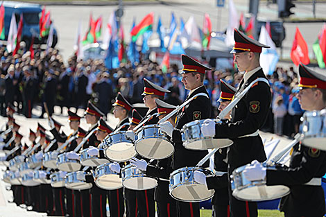 Во время церемонии возложения цветов к стеле