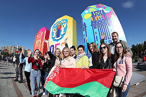 Празднование Дня города в Минске началось с возложения цветов к стеле