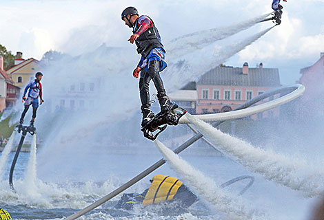 Выступление спортсменов на Flyboard во время празднования Дня города в Минске