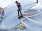 Выступление спортсменов на Flyboard во время празднования Дня города в Минске