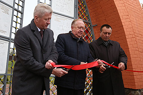 Открытие памятного знака 