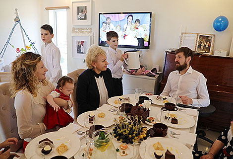 Ирина Костевич посетила многодетную семью в День матери