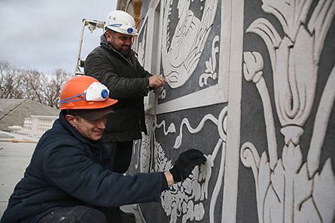 Vladimir Zlenko and Andrei Petkevich are decorating a wall using the sgraffito technique