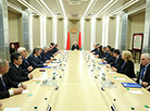 Председатель Совета Республики Михаил Мясникович на встрече с миссией наблюдателей от МПА СНГ