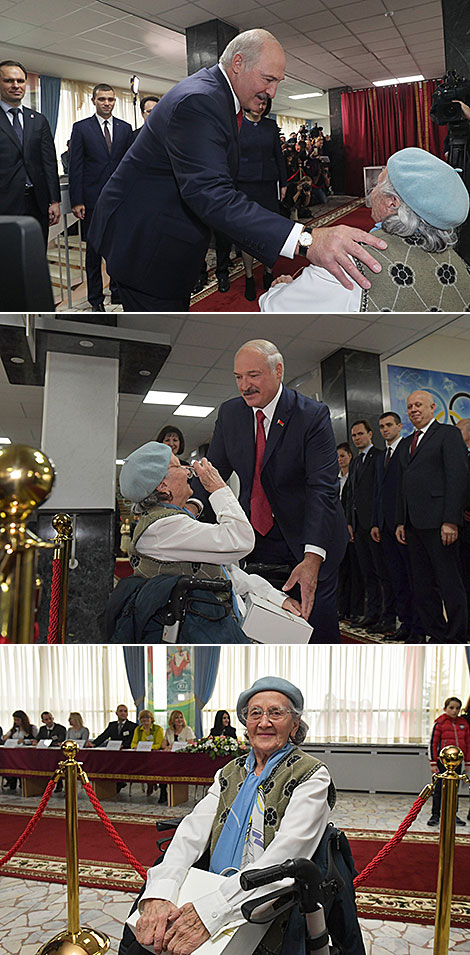 Аляксандр Лукашэнка падарыў каробку цукерак пажылой выбаршчыцы