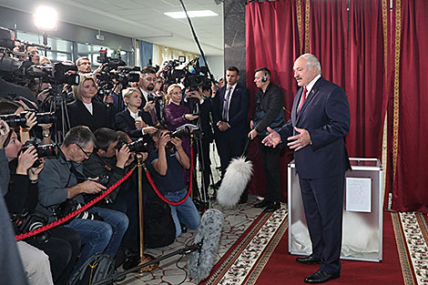 Аляксандр Лукашэнка ў час сустрэчы з прадстаўнікамі СМІ