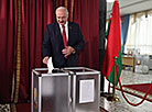 卢卡申科在议会选举中投票