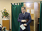 Belarus Deputy Prime Minister Igor Petrishenko casts a vote
