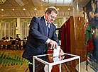 Brest Oblast Governor Anatoly Lis casts his vote  