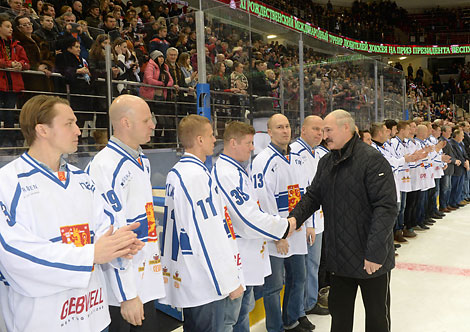 Александр Лукашенко поздравляет хоккеистов Финляндии - бронзовых призеров Рождественского турнира