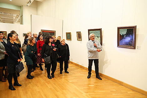 Главный куратор выставки Юрий Абдурахманов представил гостям коллекцию  