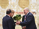 Франсуа Аланд і Ангела Меркель прыбылі ў Палац Незалежнасці ў Мінску