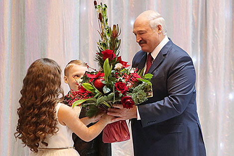 Александр Лукашенко на новогоднем благотворительном празднике