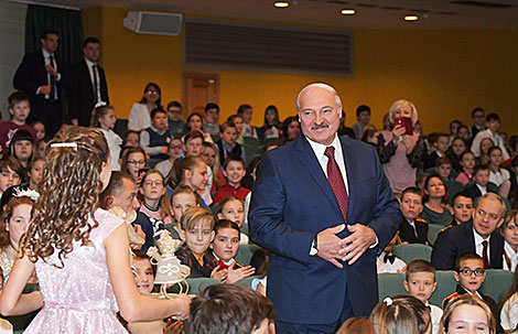 Александр Лукашенко на новогоднем благотворительном празднике