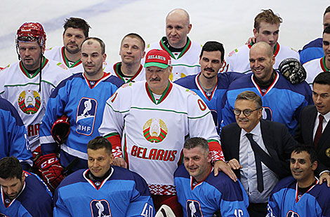 Alexander Lukashenko with participants of the match 