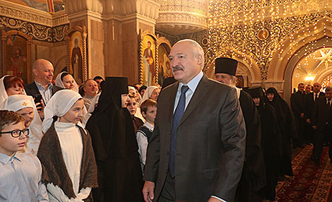 Александр Лукашенко посетил храм на территории Свято-Елисаветинской женской обители