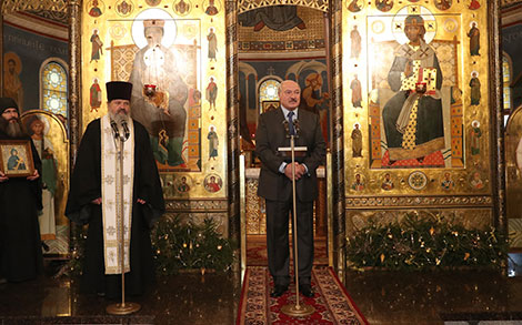 Александр Лукашенко посетил храм на территории Свято-Елисаветинской женской обители