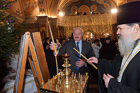 Александр Лукашенко зажёг рождественскую свечу 