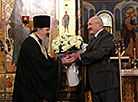 Александр Лукашенко и настоятель храма протоиерей Андрей Лемешонок