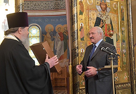 Александр Лукашенко и настоятель храма протоиерей Андрей Лемешонок