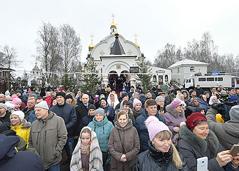 У храма на территории Свято-Елисаветинской женской обители