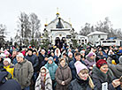 У храма на территории Свято-Елисаветинской женской обители