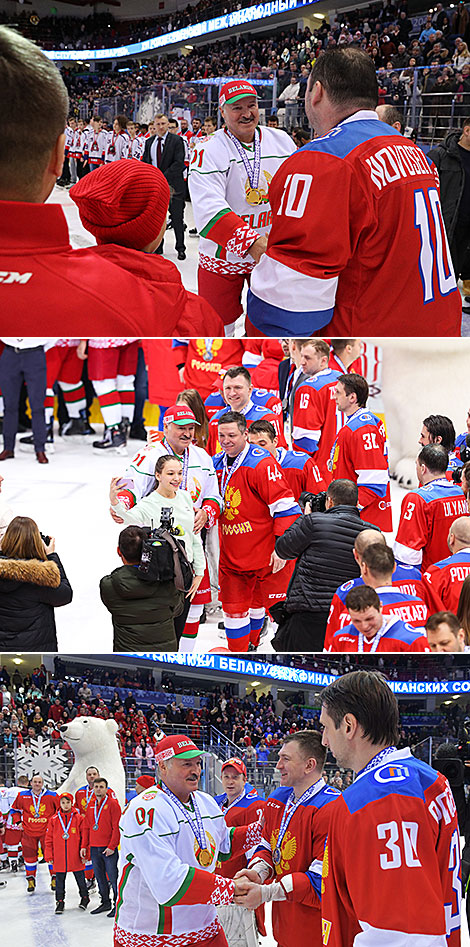 Aleksandr Lukashenko with Russian players 