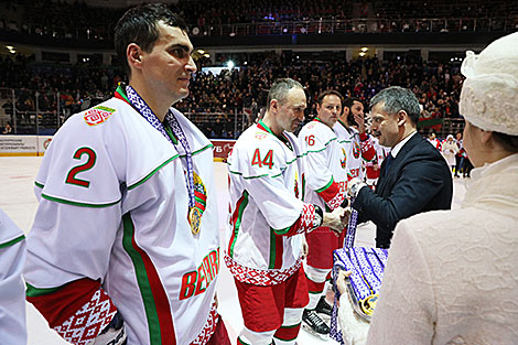 Belarus’ Sports and Tourism Minister Sergei Kovalchuk hands in the awards to Belarus President’s Team 