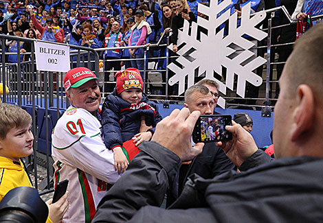 Aleksandr Lukashenko with young ice hockey fans