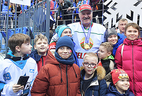 Александр Лукашенко с юными болельщиками 