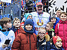 Александр Лукашенко с юными болельщиками 