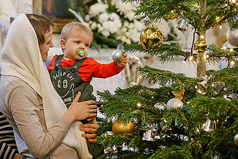 来自切尔诺贝利事故受害地区的儿童在明斯克参加了圣诞树游艺会
