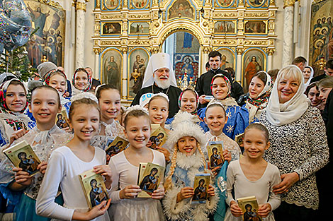 Metropolitan Pavel with young participants of Christmas charity event 