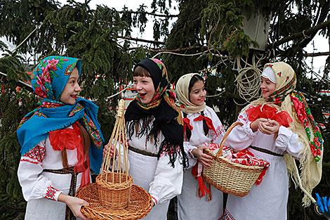 Коляды в Беларуси: фолк-арт-уикенд, рождественские гуляния, строчицкие щедрования и самобытный кличевский обряд 