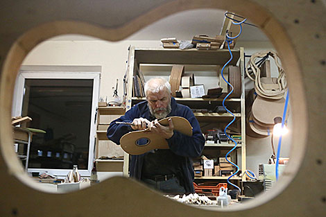 A master from Grodno Andrei Kuban is making a guitar 