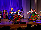 在白罗斯国家爱乐乐团的舞台上，举行了舞蹈合奏团“ Khoroshki”的独奏音乐会