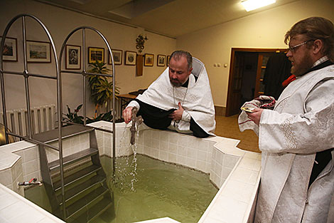 Настоятель Свято-Борисо-Глебской церкви протоиерей Александр Болонников совершает чин освящения воды
