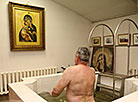 Верующие окунаются в купель Домового храма в честь иконы Коложской Божьей Матери