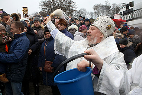 Архиепископ Гомельский и Жлобинский Стефан проводит чин водоосвящения