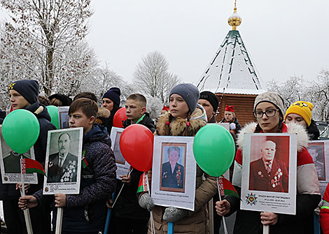 Церемония у мемориала в деревне Шапуры Витебского района