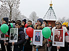 Церемония у мемориала в деревне Шапуры Витебского района