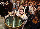 Иерей Вячеслав Шеститко проводит чин освящения воды в Гродненском Свято-Рождество-Богородичном женском монастыре