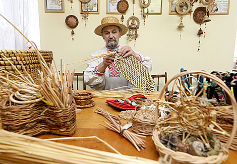 Gorodok crafts and folklore center revives straw weaving technology