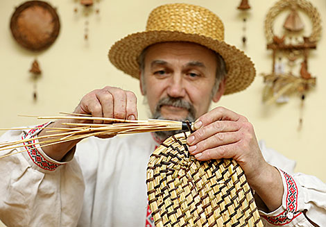 The leader of the straw-weaving hobby group, a member of the Union of Artisans Vasily Simankovich