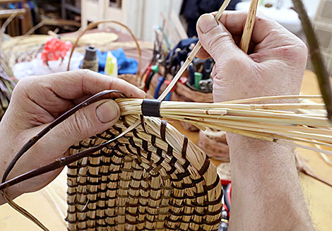 Технологию спирального плетения возрождают в Городокском Доме ремёсел и фольклора