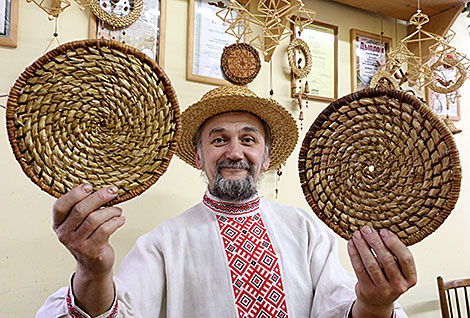 The leader of the straw-weaving hobby group, a member of the Union of Artisans Vasily Simankovich