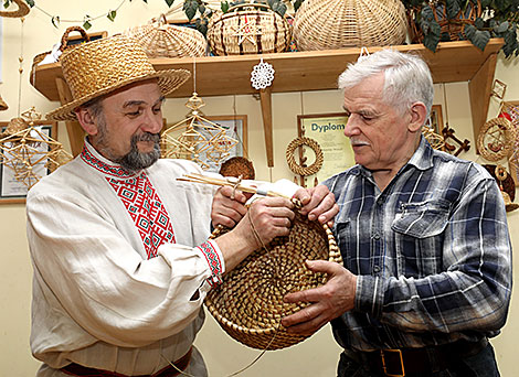 Artisan Vasily Simankovich and Viktor Kamishev