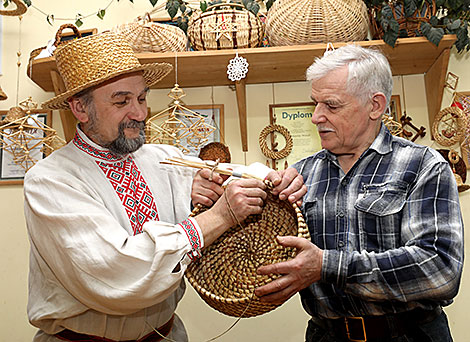 Мастер по саломоплетению Василий Симанкович
и его ученик Виктор Камышев
