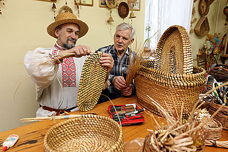 Artisan Vasily Simankovich and Viktor Kamishev