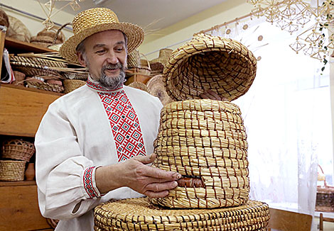 The leader of the straw-weaving hobby group, a member of the Union of Artisans Vasily Simankovich